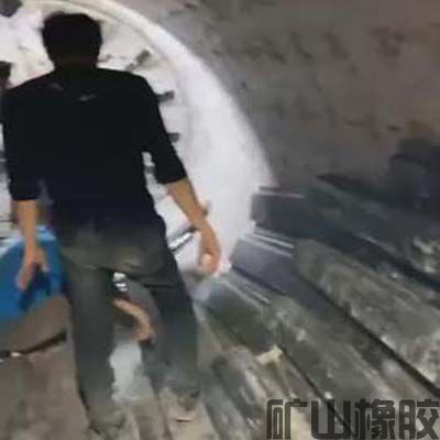 山東省萊州市礦山橡膠廠球磨機橡膠襯板安裝現場