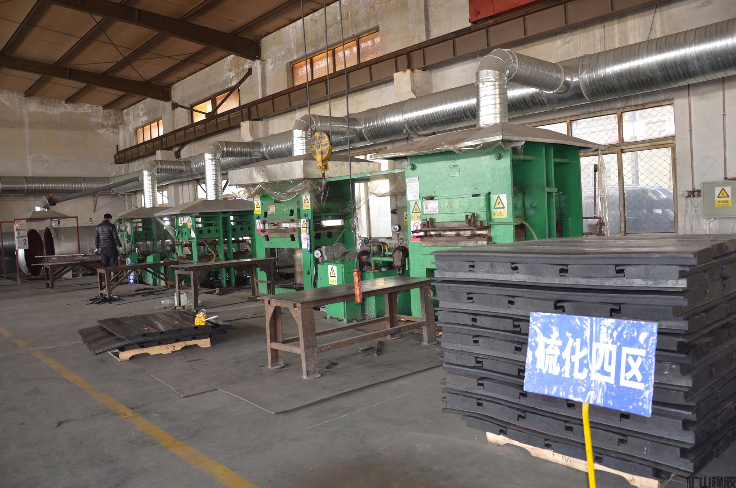 陰歷小年，還有兩名技術員奔波在安裝一線(圖2)